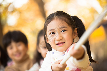 小孩拔河友谊一致无忧无虑小学生在拔河比赛背景