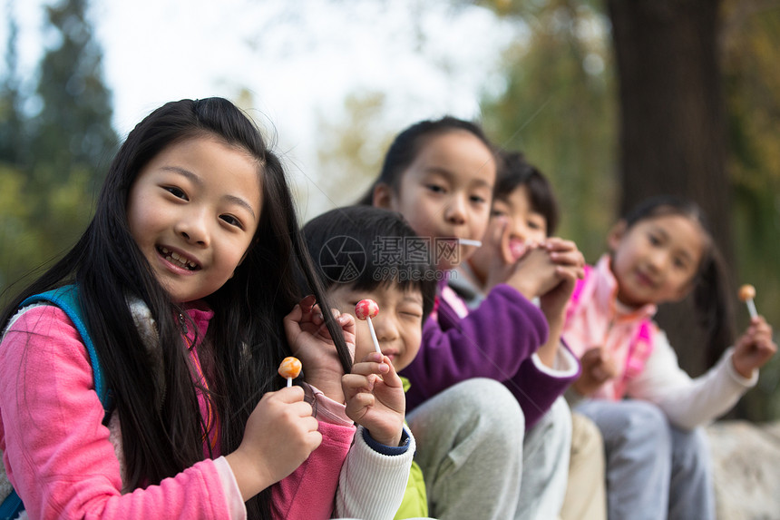 5到6岁幸福小学生可爱的男孩女孩在户外玩耍图片