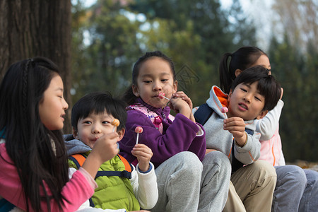 童年表现积极学龄儿童可爱的男孩女孩在户外玩耍图片