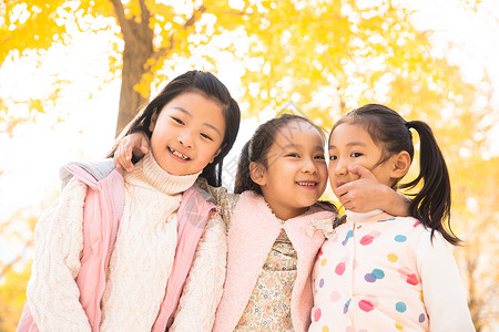 三个人北京小学生欢乐的小女孩在户外玩耍图片