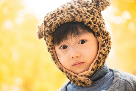 欢乐帽子放松小男孩在户外玩耍图片