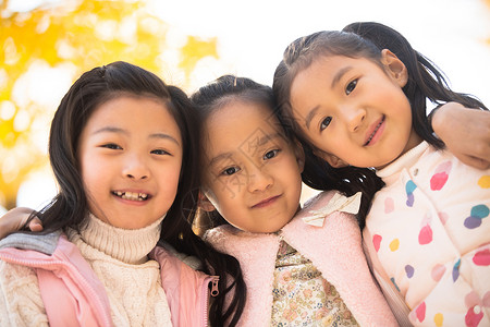 享乐北京童年欢乐的小女孩在户外玩耍图片