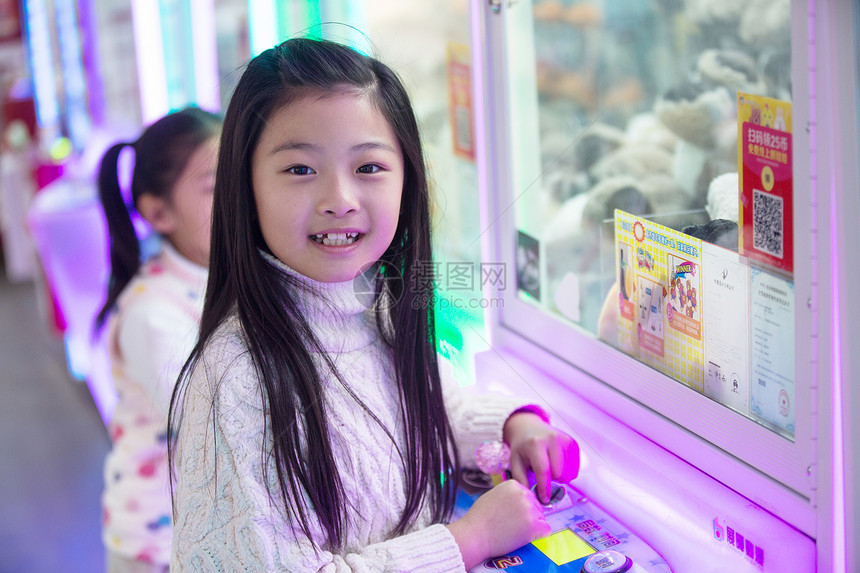 5到6岁户内北京可爱的女孩在游戏厅玩耍图片