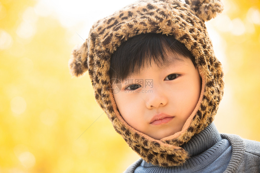 度假彩色图片放松小男孩在户外玩耍图片