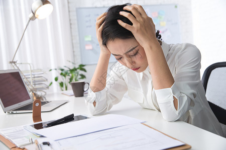 坐着的商务人士白领坐着能力青年商务女人在办公背景