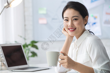 水平构图成年人新创企业青年商务女人使用笔记本电脑办公图片