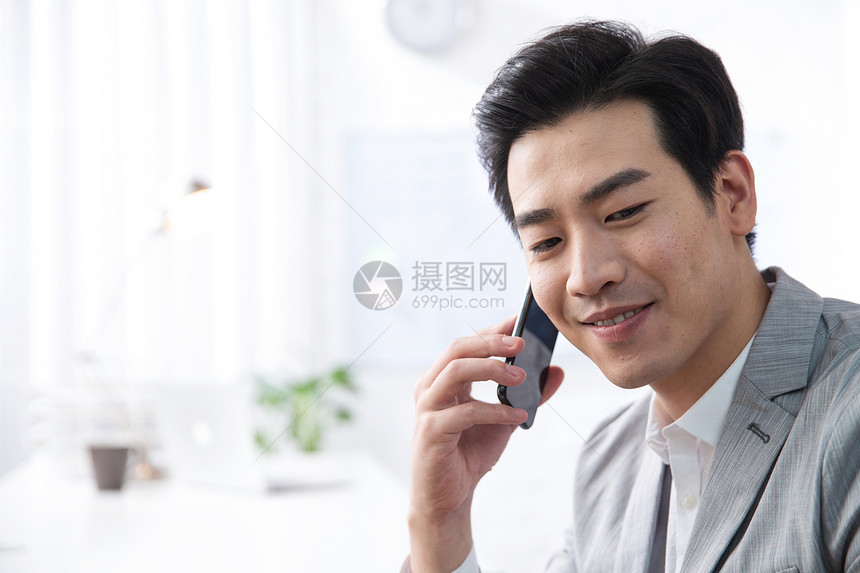 成就亚洲人青年人青年商务男人打电话图片