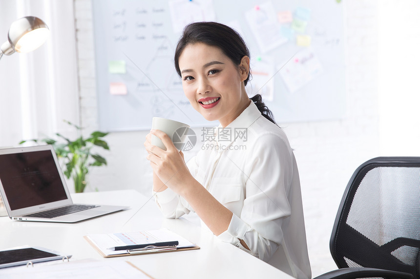 放松着装得体办公室职员青年商务女人使用笔记本电脑办公图片