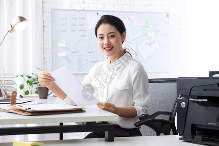 青年商务女人在办公高清图片