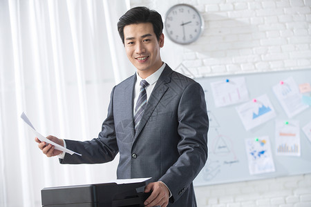 亚洲电子商务青年商务男人在办公白领高清图片素材