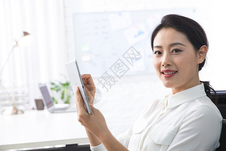 技能工作办公区青年商务女人使用平板电脑办公图片