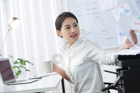 技能公司企业成功青年商务女人在办公图片