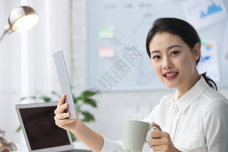 欢乐ipad轻松的办公环境青年商务女人使用平板电脑办公图片