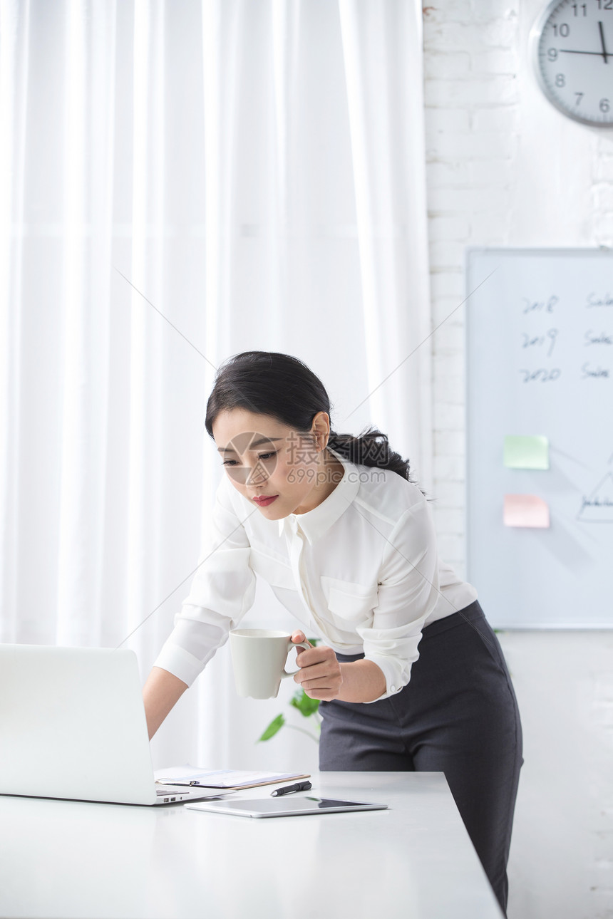 办公桌户内白领青年商务女人使用笔记本电脑办公图片