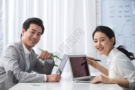 两个人笔记本电脑彩色图片青年商务男女在办公图片