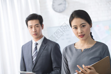 青年商务男女在办公图片