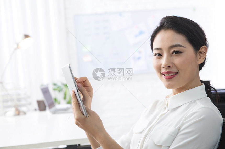 成就东亚水平构图青年商务女人使用平板电脑办公图片