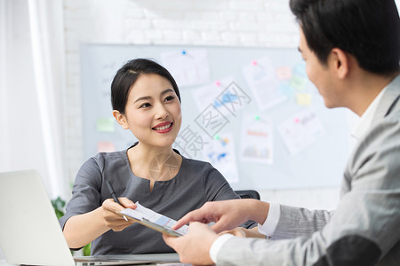 两个人半身像自信青年商务男女在办公图片