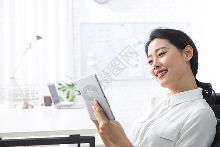 自信欢乐轻松的办公环境青年商务女人使用平板电脑办公图片