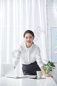 商务人士使用电脑互联网亚洲人自信青年商务女人使用笔记本电脑办公背景