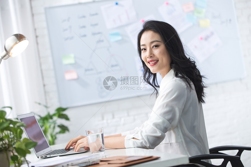 互联网公司企业女商人青年商务女人使用笔记本电脑办公图片