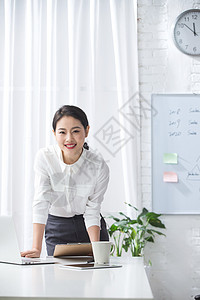 亚洲办公室职员青年商务女人使用笔记本电脑办公图片