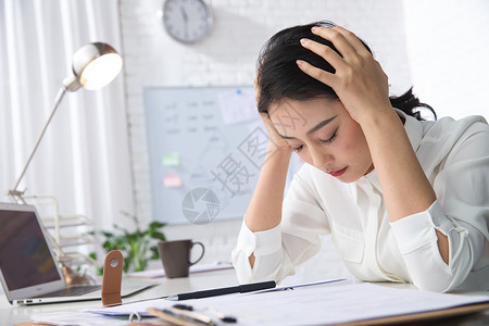 沮丧女疲劳的青年女人文件夹青年商务女人在办公背景