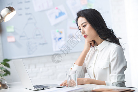 人白昼互联网青年商务女人使用笔记本电脑办公图片