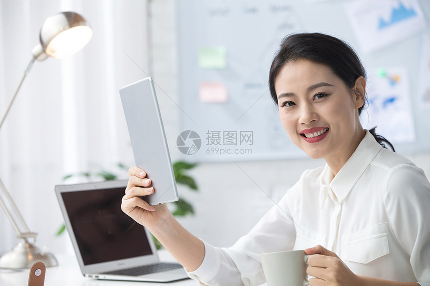 亚洲人公司企业成年人青年商务女人使用平板电脑办公图片