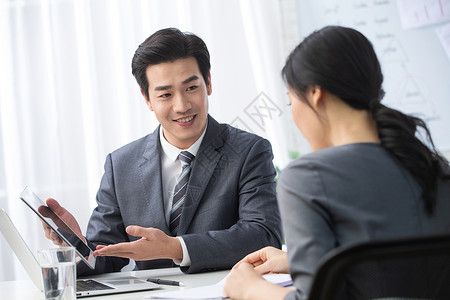 青年商务男女在办公图片