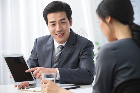 青年女人轻松青年商务男女在办公图片