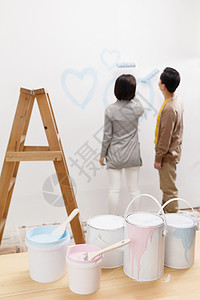 休闲装彩色图片起居室年轻夫妇装修房子梯子高清图片素材