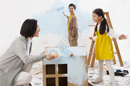 儿童手拿画刷人关爱青年男人快乐家庭装修房子背景