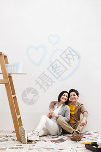 女朋友布置丈夫年轻夫妇装修房子涂料高清图片素材