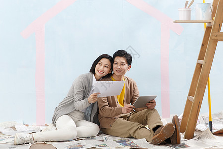 住宅内部休闲装年轻夫妇装修房子纸高清图片素材