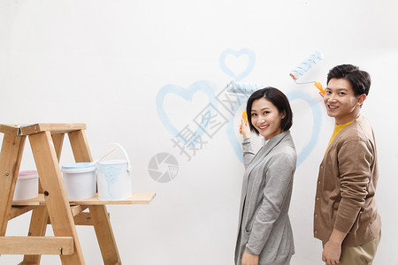欢乐涂料公寓年轻夫妇装修房子丈夫高清图片素材