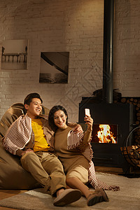 温馨毯子欢乐浪漫情侣用手机拍照图片