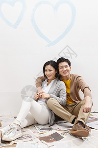 彩色图片欢乐布置年轻夫妇装修房子休闲生活高清图片素材