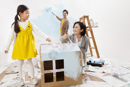 儿童手拿画刷快乐家庭装修房子背景