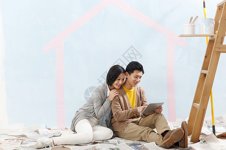 互联网丈夫住宅房间年轻夫妇装修房子涂料高清图片素材
