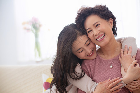 母亲节爱祝福两个人成年子女户内幸福母女背景