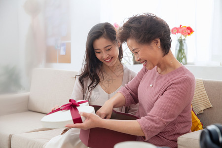 节日温馨生日礼物女儿给母亲送礼物高清图片