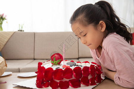 快乐小女孩和蛋糕图片