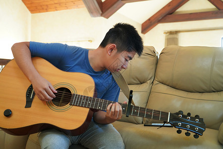 活力亚洲人白昼弹吉他图片