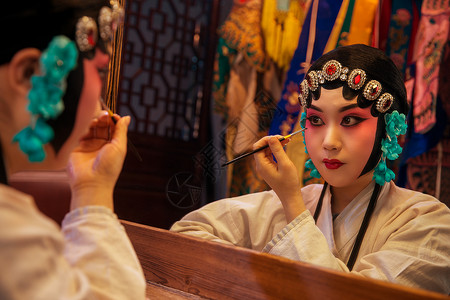 认真的娱乐活动亚洲人女京剧演员后台化妆图片素材