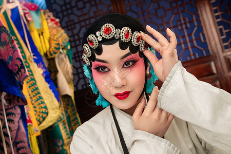 认真的东亚文化艺术家女京剧演员后台化妆图片素材