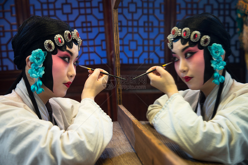 室内艺术家准备女京剧演员后台化妆图片