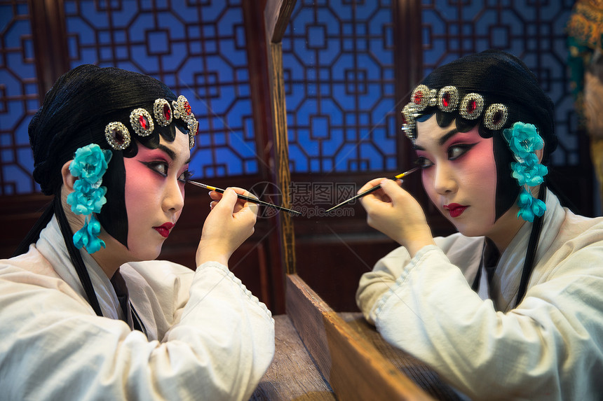 20多岁青年女人人的脸部女京剧演员后台化妆图片
