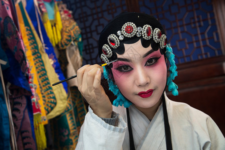 头和肩膀创作行业女京剧演员后台化妆图片