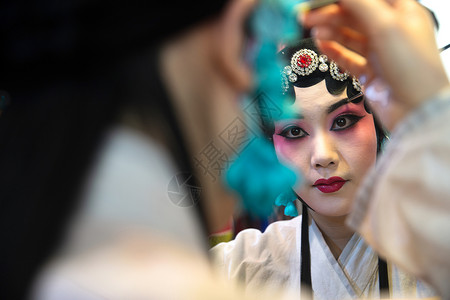 京剧头画笔头和肩膀传统文化女京剧演员后台化妆背景